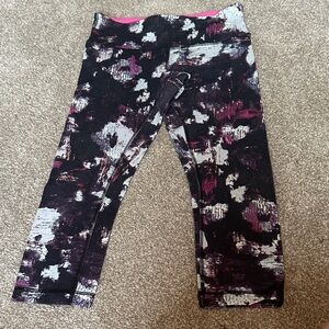 Lululemon Women’s Capri Leggings Patterned